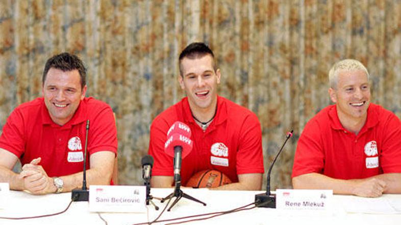 Predstavitev je potekala v sproščenem vzdušju, povezoval pa jo je nekdanji smuča