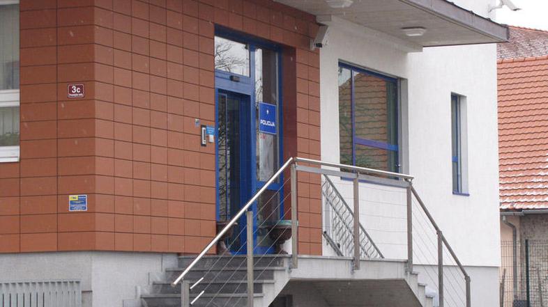 Sodelavci varuhinje človekovih pravic so ob odhodu s Policijske postaje Šentjern