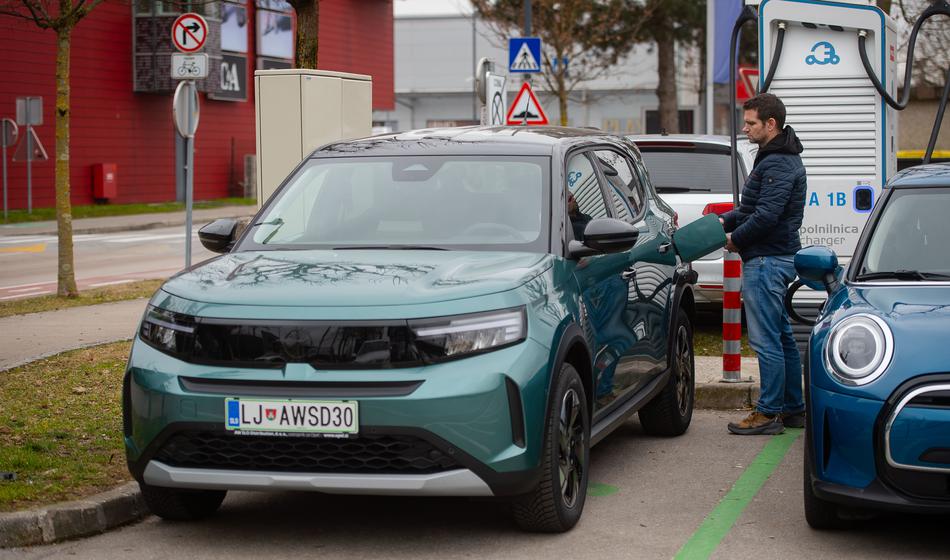 Električna frontera proti bencinski - toliko bi prihranili