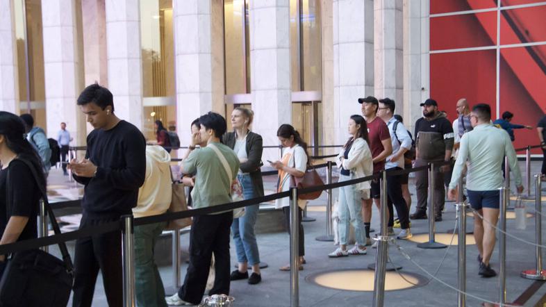 kupci čakajo v vrsti za iPhone 16