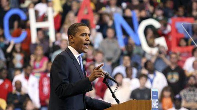 Obama obvladuje prostor govorniškega odra.