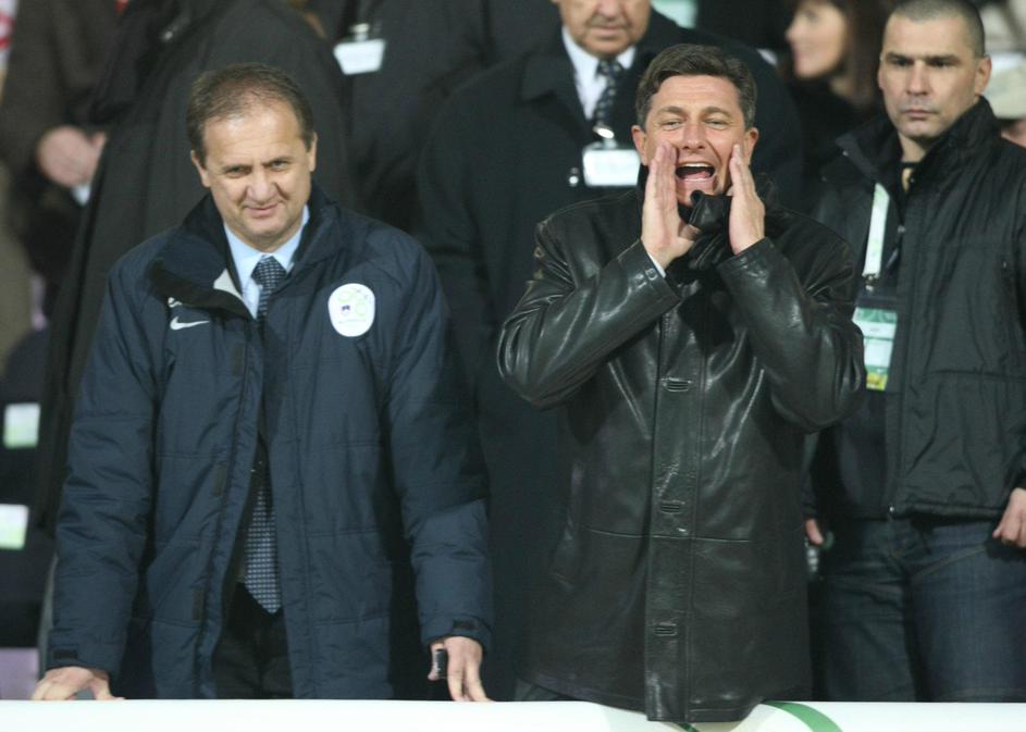 Doslej je Pahor nogometaše vzpodbujal s čiščenjem kopačk, zdaj pa bo dres obleke