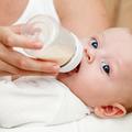 V dojenčkovo prehrano, poleg mleka, počasi uvajajte tudi drugo hrano. (Foto: Shu