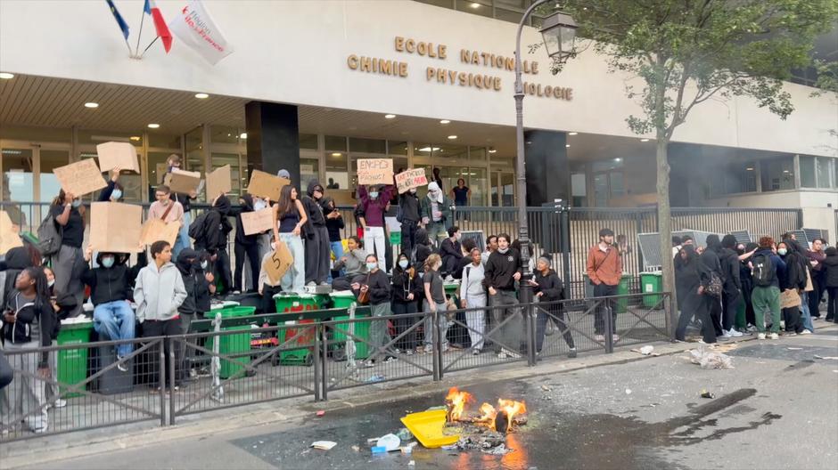 blokiran vhod v srednjo šolo Pariz | Avtor: Profimedia