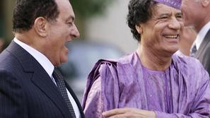 Libijski predsednik Moamer Gadafi (desno) ob srečanju s takratnim predesnikom Eg