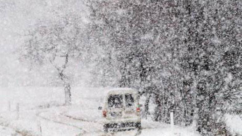 V dopoldanskih urah je ponekod po državi rahlo snežilo, vendar sneg ni povzročal