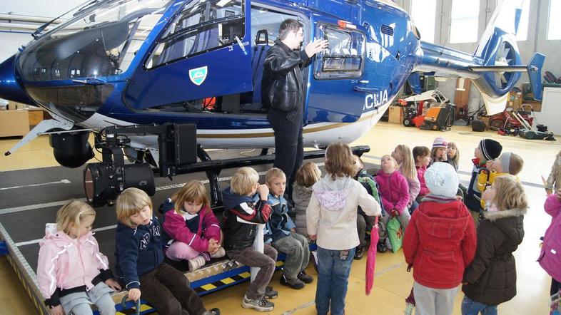 policija, brnik, otroci, PU Kranj, letališka policija Brnik, vrtec