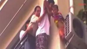 Deček padel z balkona