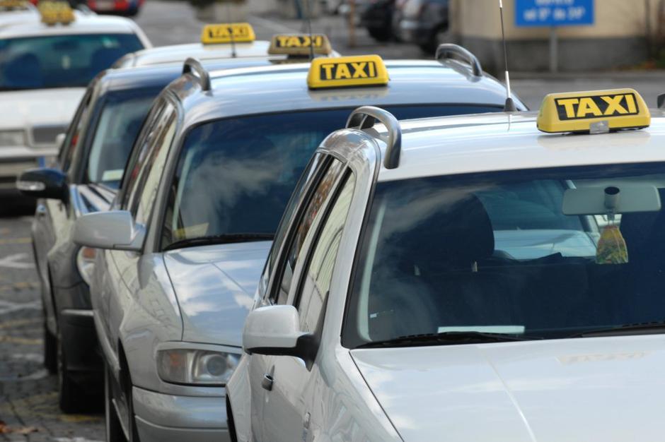 Taksi | Avtor: Dejan Mijović