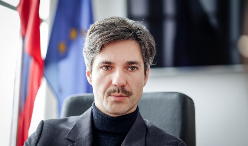 Po Mijičevem manevru oster odziv Mesca: "Delajo se norca"