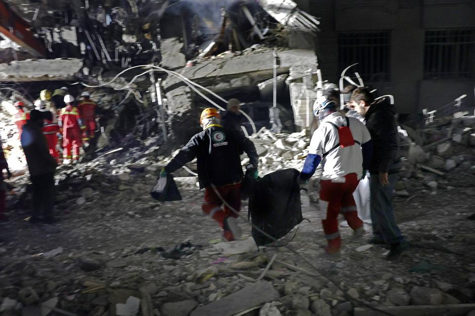 reševalci izpod reševin rešujejo civiliste iz stavb na območju Resalat v Teheranu | Avtor: Profimedia