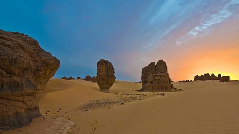 V nemirno Alžirijo in še marsikam samo z veliko mero opreznosti.