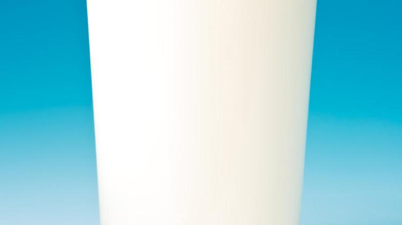 Mleko je dober vir kalcija; en kozarec ga vsebuje 300 miligramov. V svoj jedilni