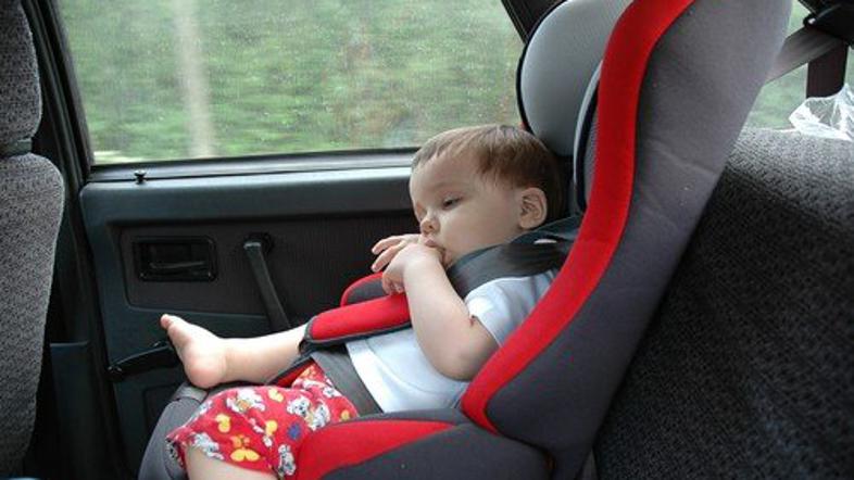 Otrok v avtu
