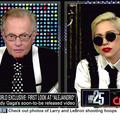Lady Gaga je bila oblečena ravno nasprotno kot Larry King. (Foto: CNN)
