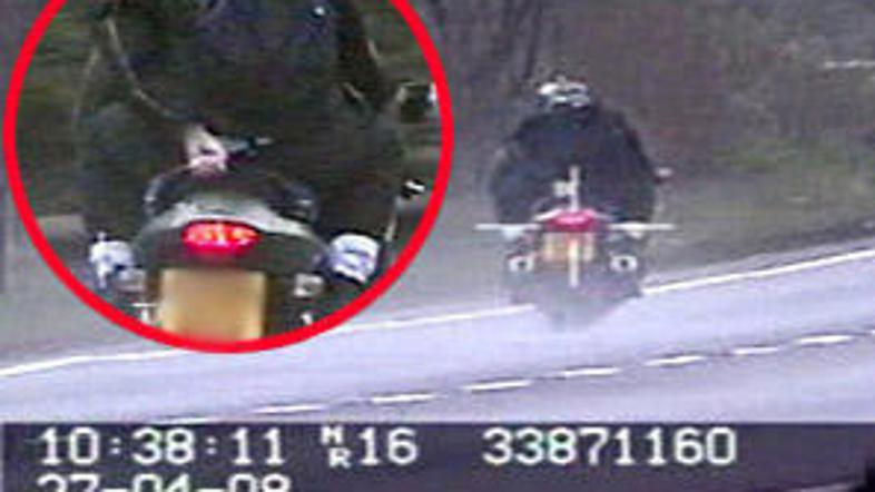 Kamere so zabeležile nevarno vožnjo motorista.