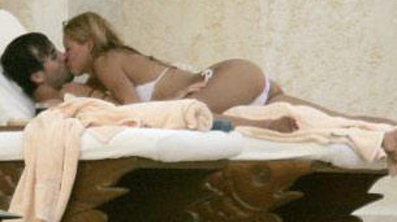 Enriqueja greje tudi Ana Kurnikova, ki pa nima težav s šolo.