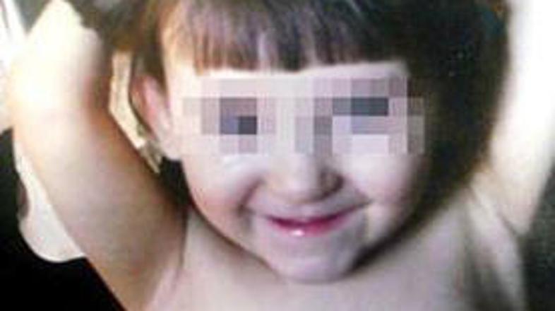 Uradniki dodajajo, da deklica "laja kot majhen pes" ter da skače po vratih, ko n