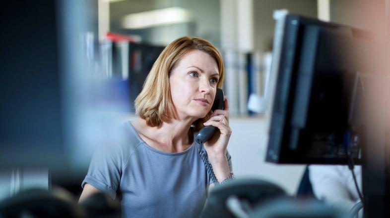 ženska računalnik telefon