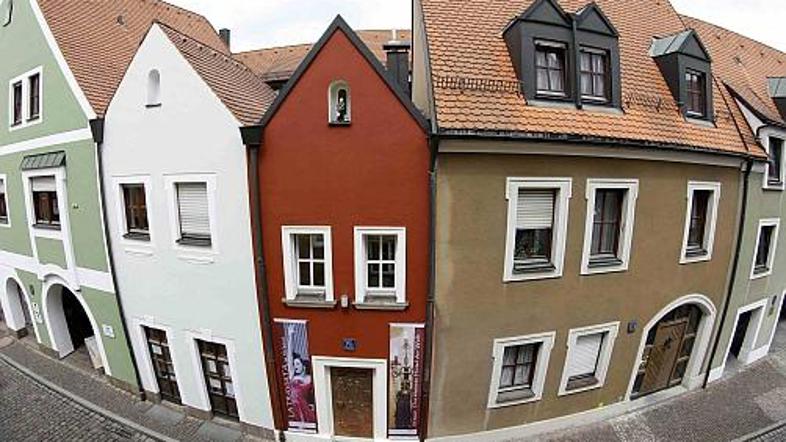 Eh'haeusl, ki se stiska med hišami v Ambergu, je svetlobna leta daleč od velikih