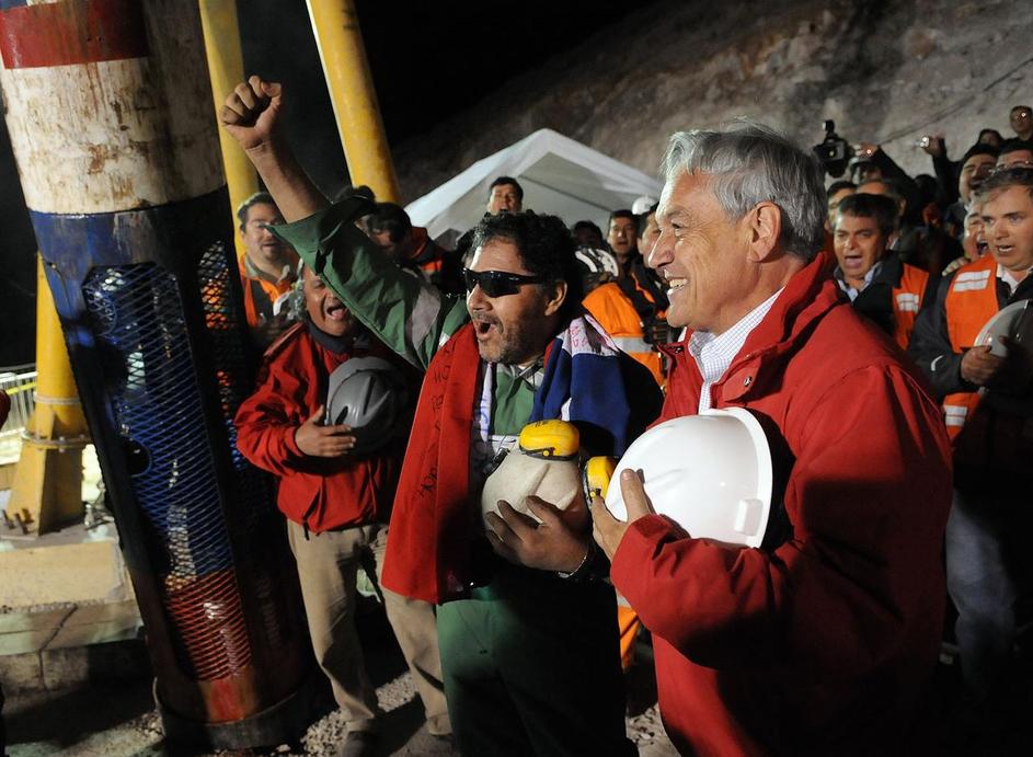 Zadnjega rešenega rudarja Luisa Urzua je čilski predsednik objel in z njim ter p