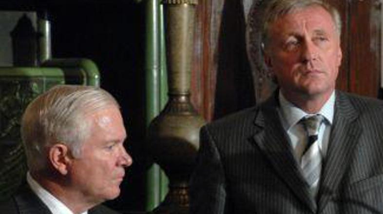 Mirek Topolanek bo odstopil z mesta predsednika vlade.