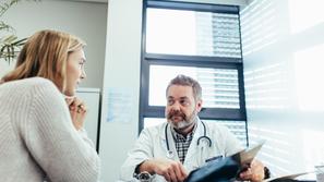 Zdravnik, pregled v ambulanti