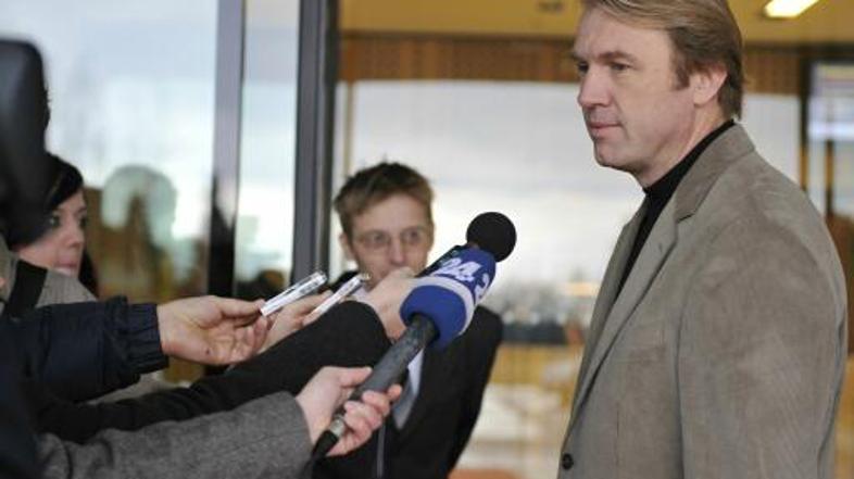 Laško v pismu navaja, da bo minister svoje poglede lahko predstavil in dokazal n