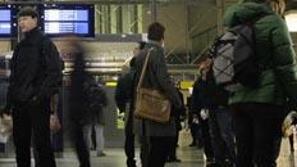 Številni potniki so že zgodaj zjutraj zaman čakali na vlak.