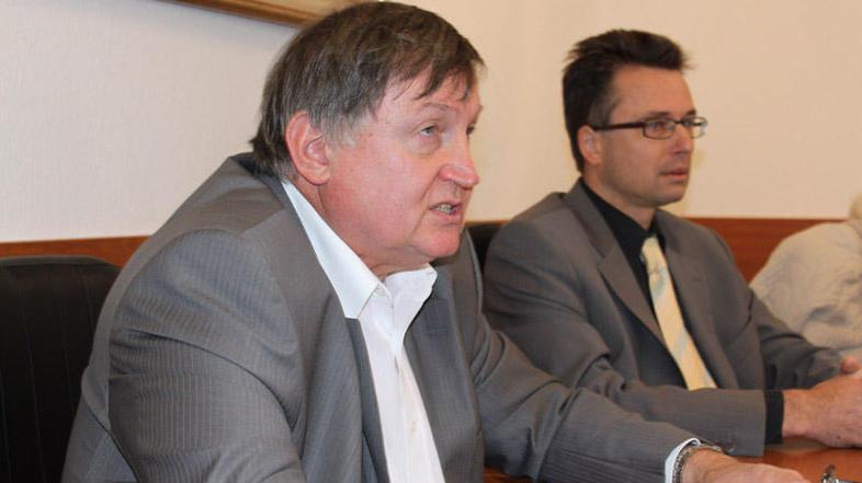 ''Če bo potrebno, bom strateški svet razširil tudi z drugimi strokovnjaki,'' na 