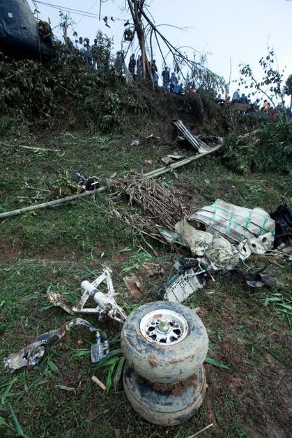 Strmoglavljenje letala v Nepalu.