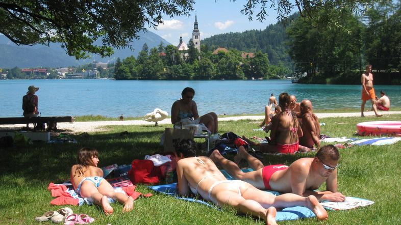 Na Bledu so kopalci že odprli poletno sezono, saj ima Blejsko jezero 21 stopinj 