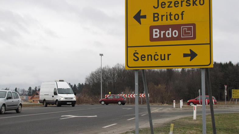 Lokalna cesta od Britofa skozi gozd proti Šenčurju, ki jo svetuje kranjska mestn
