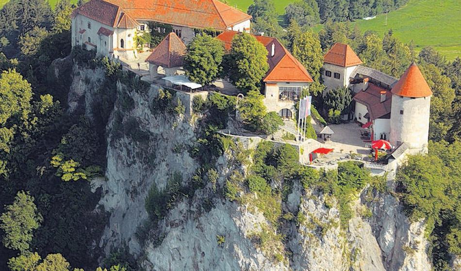 V bližini blejskega gradu otrok padel v globino, posredoval helikopter