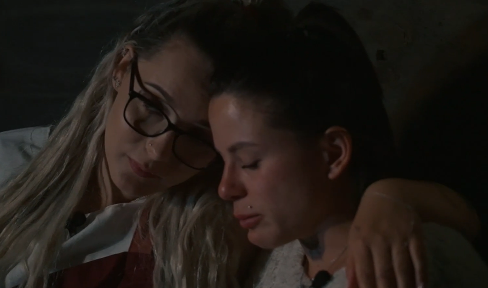 Kmetija: Urška zaradi Žana jokala, a zunaj jo čaka še en ljubezenski "boj"