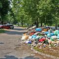 Del pripravljenih kosovnih odpadkov so do včeraj iz Šiške že odpeljali. (Foto: B