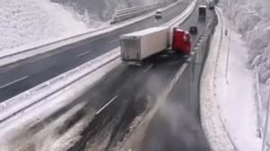 Zdrs tovornjaka v snegu sneženje avtocesta