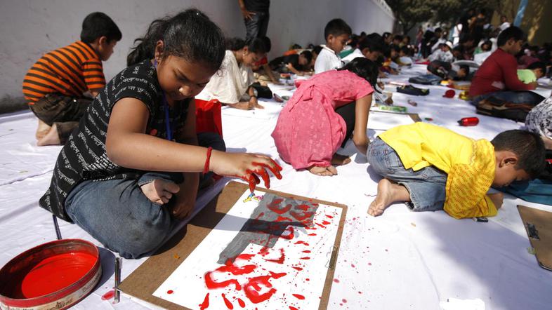 Pretepanje otrok v šoli je bilo do zdaj v Bangladešu nekaj povsem normalnega. (F