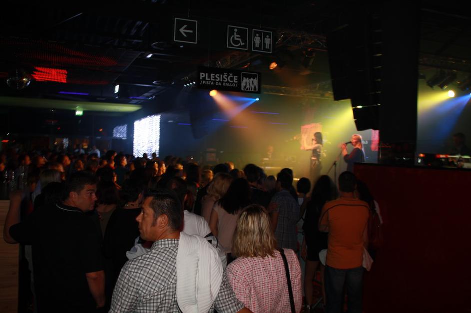 Severina raznežila Koper