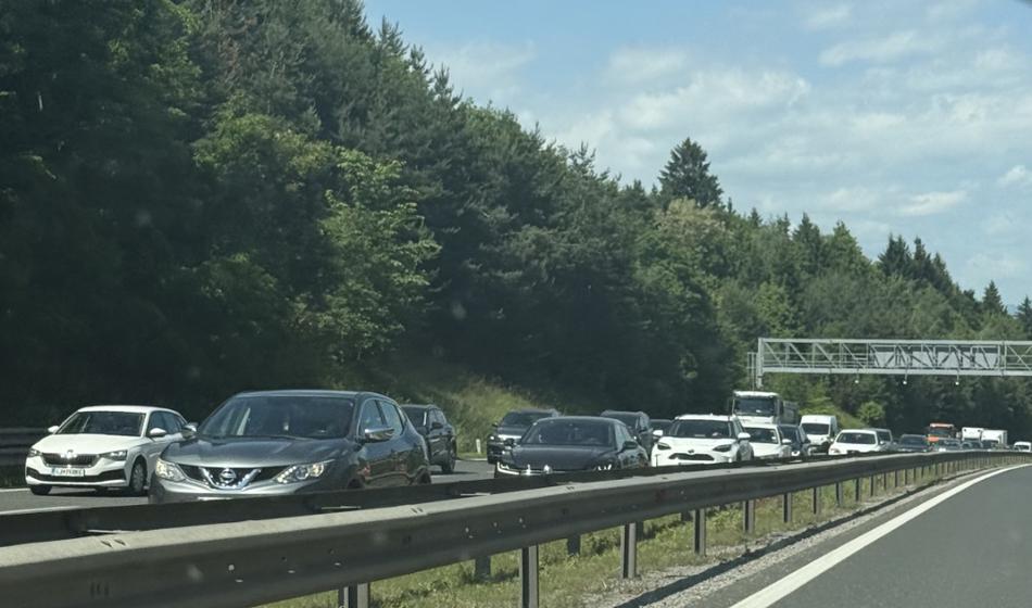 Nesreča ohromila promet, nastajajo zastoji