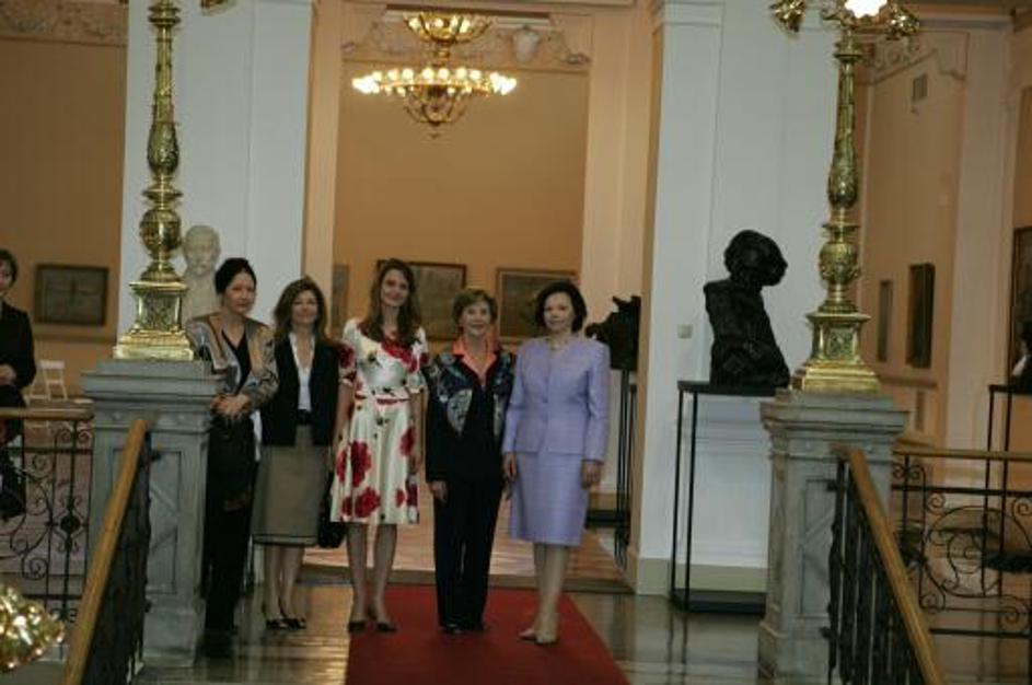 Laura Bush in Barbara Miklič Türk sta se sprehodili po Narodni galeriji.