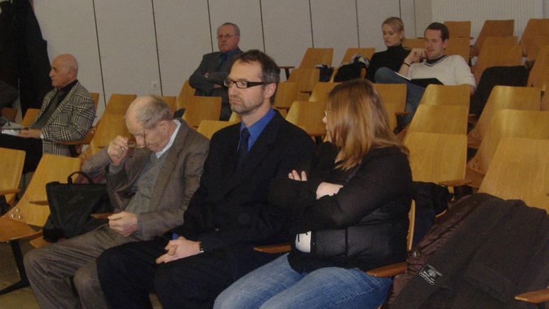 Sojenje trem mariborskim zdravnikom se danes ne bo nadaljevalo, čeprav bi upravi