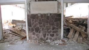Nekdanja kulturna dvorana je izropana, ostal je le še kup desk. (Foto: Nada Čern