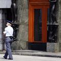 Slovenija 05.06.2012 policistka varuje parlament, drzavni zbor v srediscu Ljublj