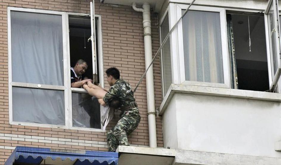 Pred očmi prestrašenih sosedov sta policist in zadrogirani moški vlekla deklico 