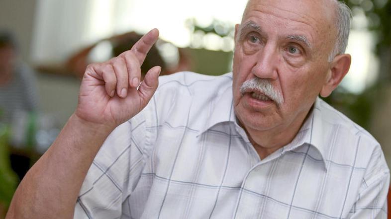 "Da imam osnovno bruto plačo deset tisoč evrov, nisem skrival," piše Kidrič v pi