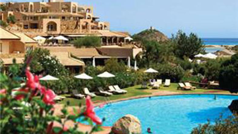 Otrok je padel z balkona enega od apartmajev.