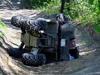 prevernjen štirikolesnik