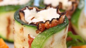 Po želji zvitke lahko izboljšate z rezinami popečene slanine, pancete ali pršuta