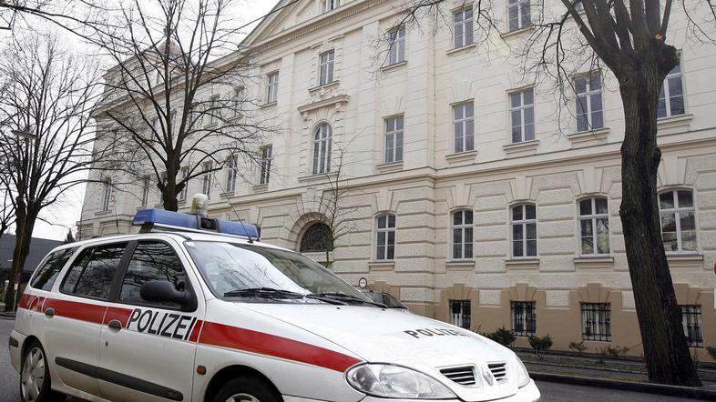 Policista so obsodili na osem mesecev pogojne zaporne kazni. (Foto: EPA)